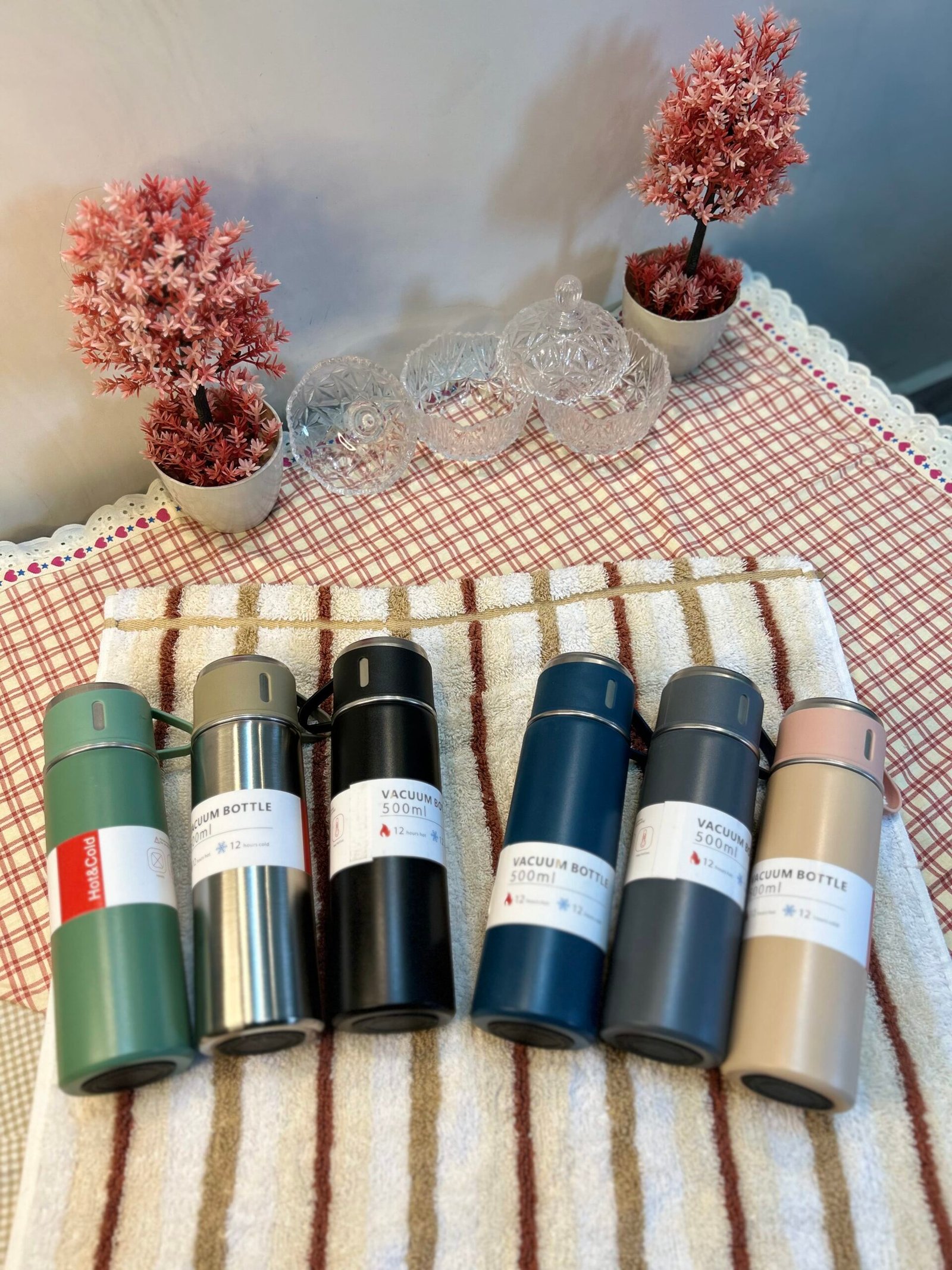 500ml Vacuum Flask Gift Set with 3 Serving Cups & Gift Bag - Image 2